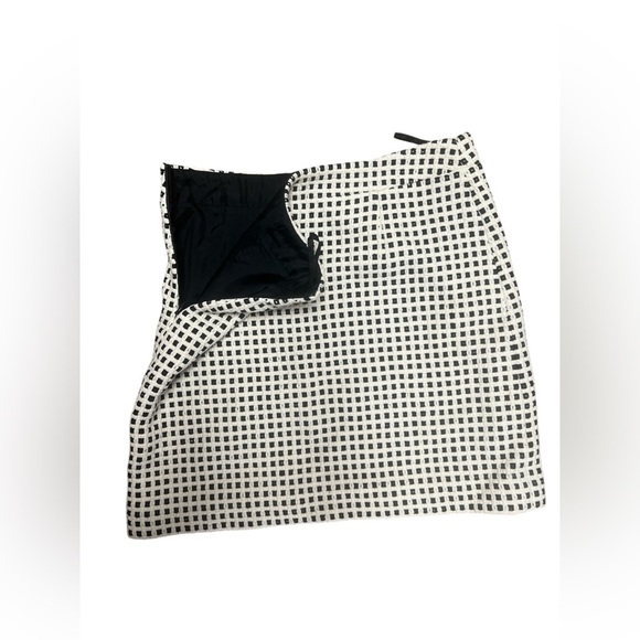 Banana Republic checkered black and ivory mini skirt - Picture 3 of 3